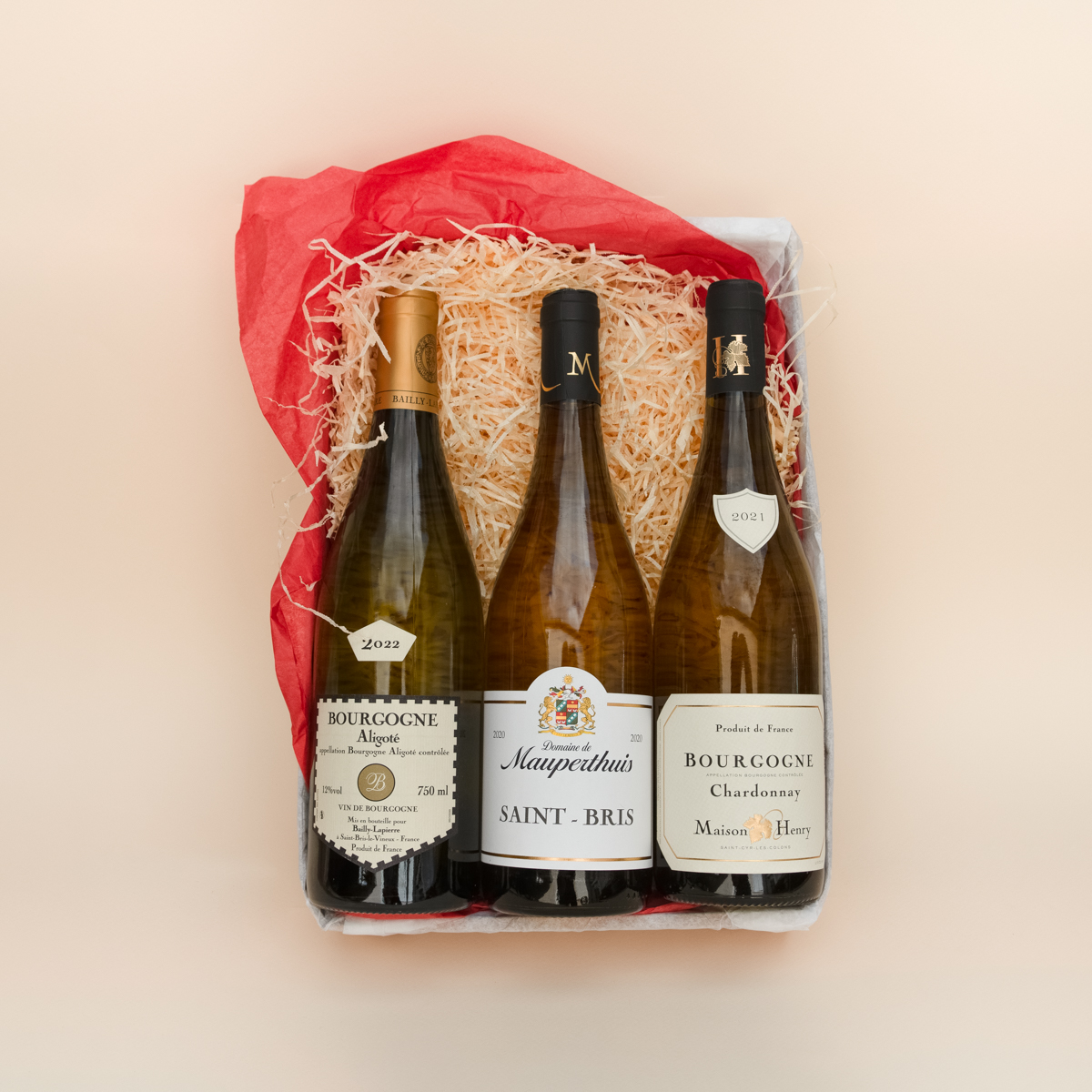 Coffret cadeau composé de 3 vins blancs de Bourgogne : 1 Bourgogne Aligoté, 1 Saint-Bris, 1 Chardonnay