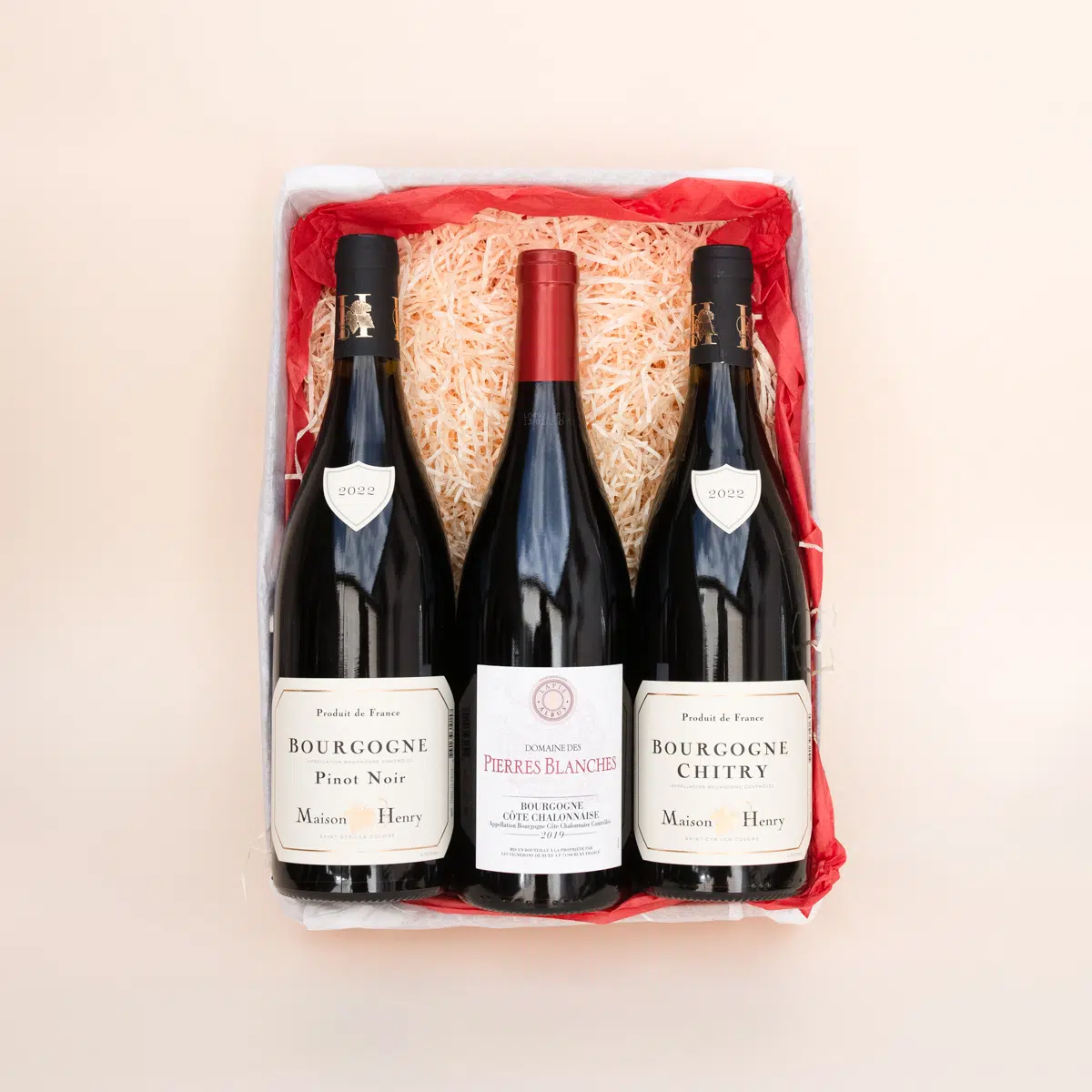 Coffret cadeau 3 bouteilles composé de 3 vins rouges de Bourgogne : 1 Pinot Noir, 1 Bourgogne Côte Chalonnaise, 1 Bourgogne Chitry